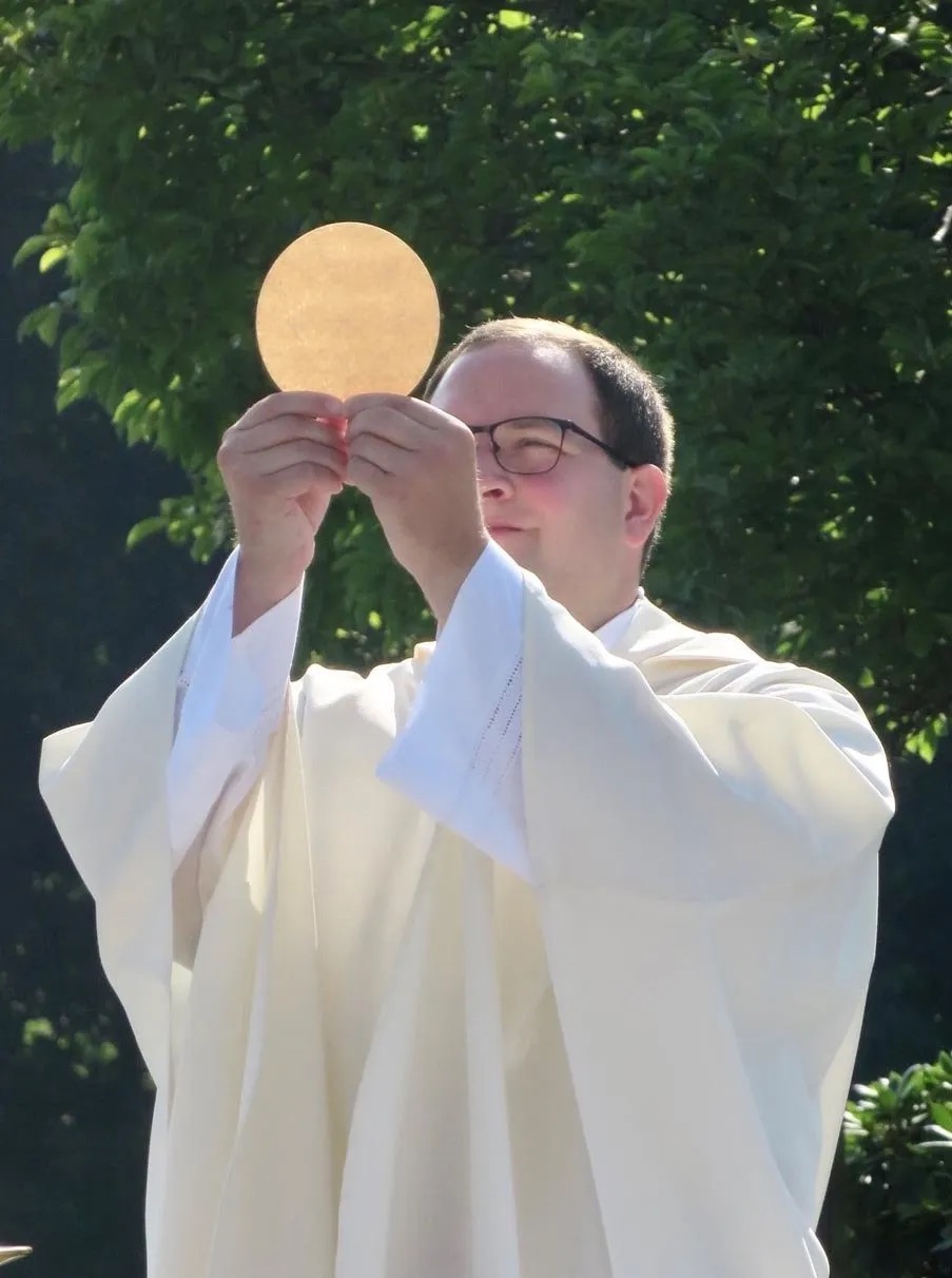 frjoehubbardfirstmass 11 1920w